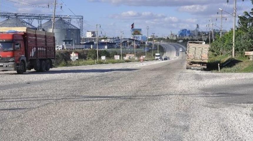 Mıcır Yol Tehlike Sa&ccedil;ıyor