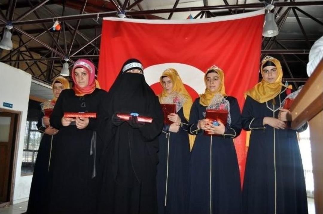 Adilcevaz&rsquo;da Hafız &Ouml;ğrenciler Ta&ccedil; Giydi