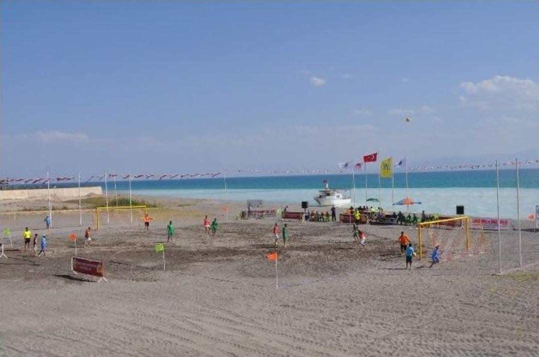 Adilcevaz&rsquo;da Plaj Futbolu Heyecanı Başladı