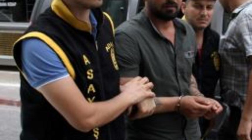 Tebdili Kıyafet Polis, 15 Yıl Hapis Cezasıyla Aranan H&uuml;k&uuml;ml&uuml;y&uuml; Yakaladı