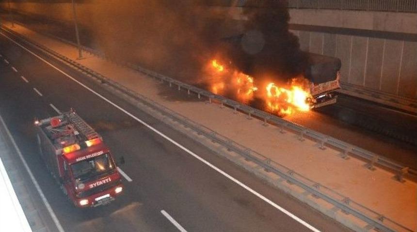 Buğday Y&uuml;kl&uuml; Tır Alev Alev Yandı