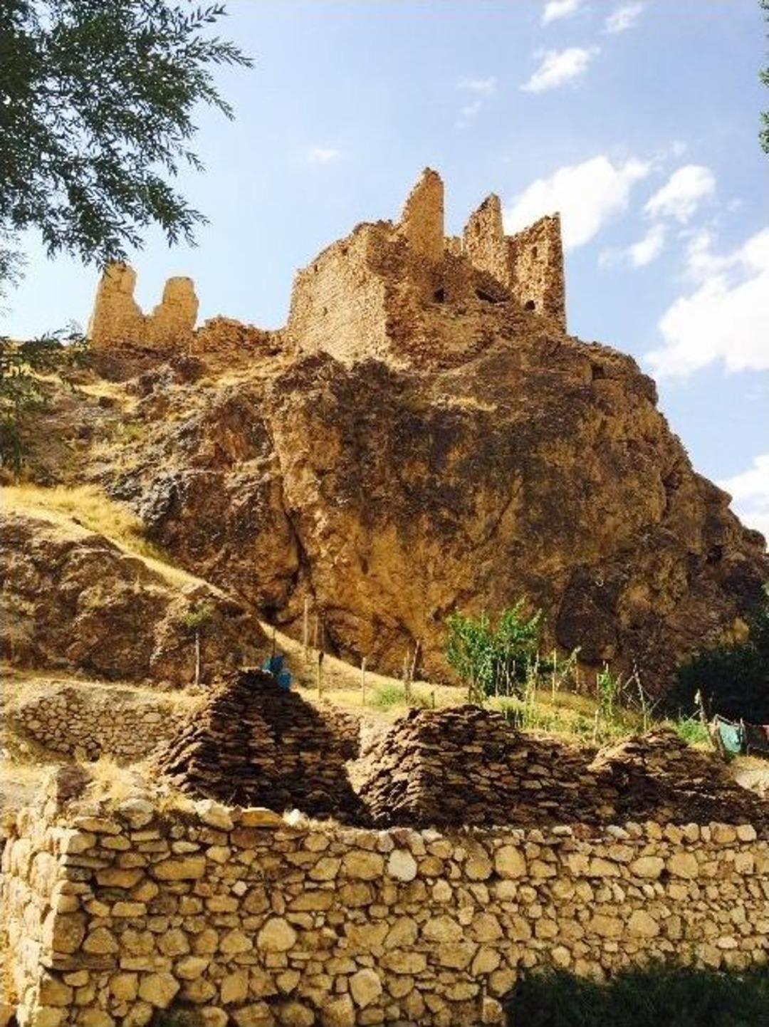 Van&rsquo;da 400 Yıllık Kale Onarılmayı Bekliyor