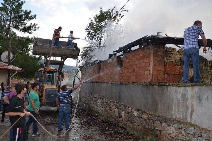 Hamamözü'nde Ahır Ve Samanlık Yangını G2