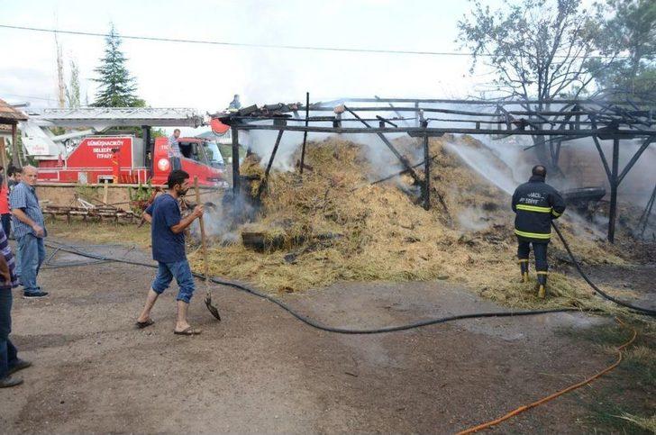 Hamamözü'nde Ahır Ve Samanlık Yangını G3