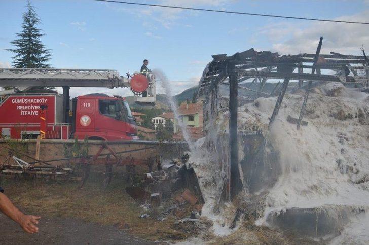Hamamözü'nde Ahır Ve Samanlık Yangını G4