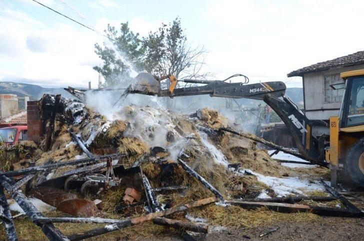 Hamamözü'nde Ahır Ve Samanlık Yangını G5