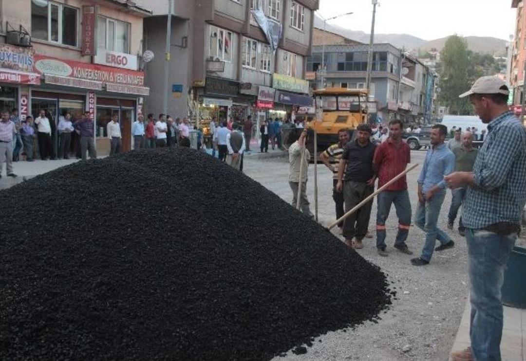 Hakkarili Vatandaşlar Asfalt &Ccedil;alışmalarını İlgiyle Takip Etti