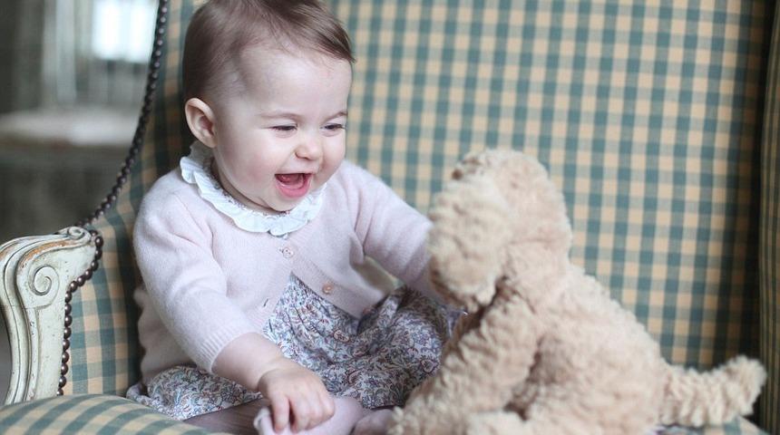 Prenses Charlotte&rsquo;un (nihayet) iki fotoğrafı yayınlandı!