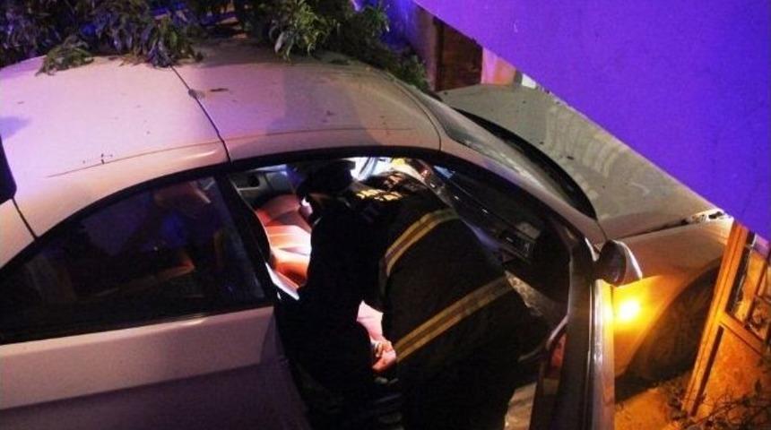 Otomobil Eve Girdi: 2 Yaralı