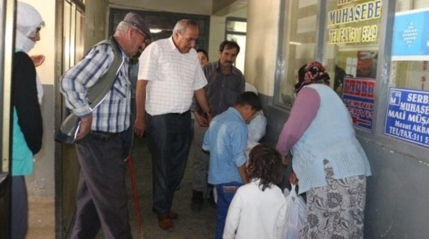 Kızılay Muhtaç Ailelere Giyim Yardımı Yaptı