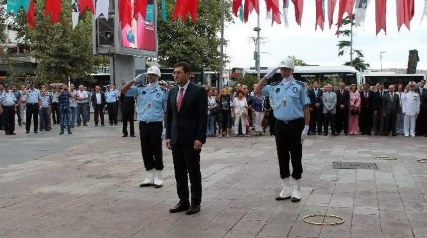 Beşiktaşlılar Zafer Bayramı&rsquo;nı "demokrasi Anıtı"nda Kutladı