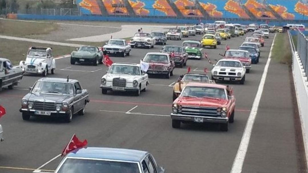 Formula Pistinde Klasik Otomobillerle &ldquo;30 Ağustos&rdquo; Turu
