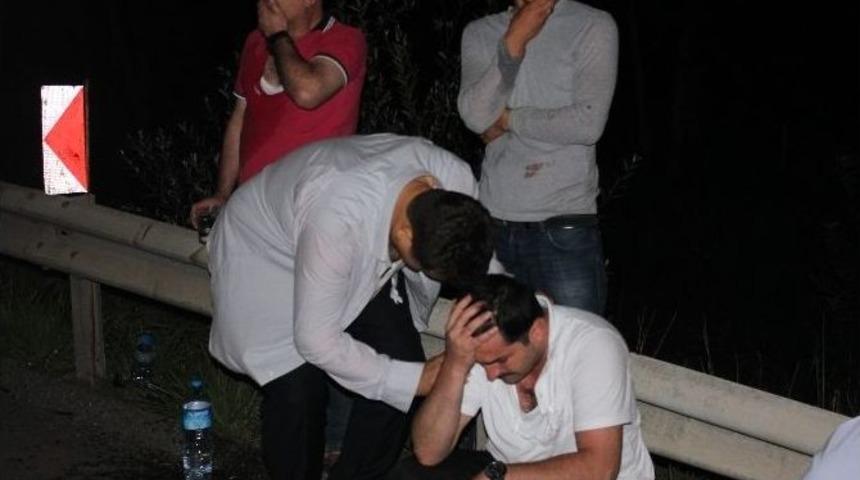 Emniyet Şeridindeki Minib&uuml;se Tır &Ccedil;arptı: 2 &Ouml;l&uuml;, 1 Yaralı