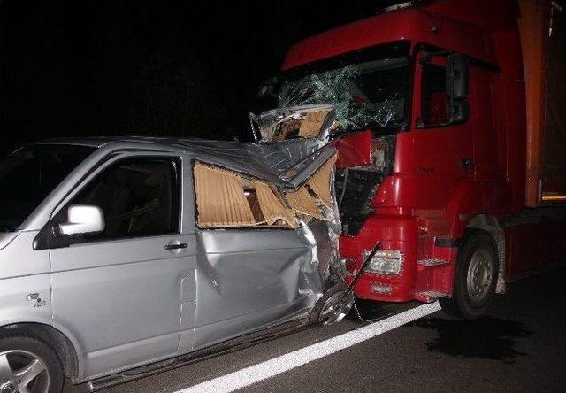 Emniyet Şeridindeki Minibüse Tır Çarptı: 2 Ölü, 1 Yaralı