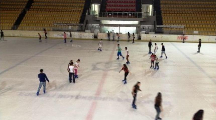 Vatandaşlar Buz Sporları İle Serinliyor