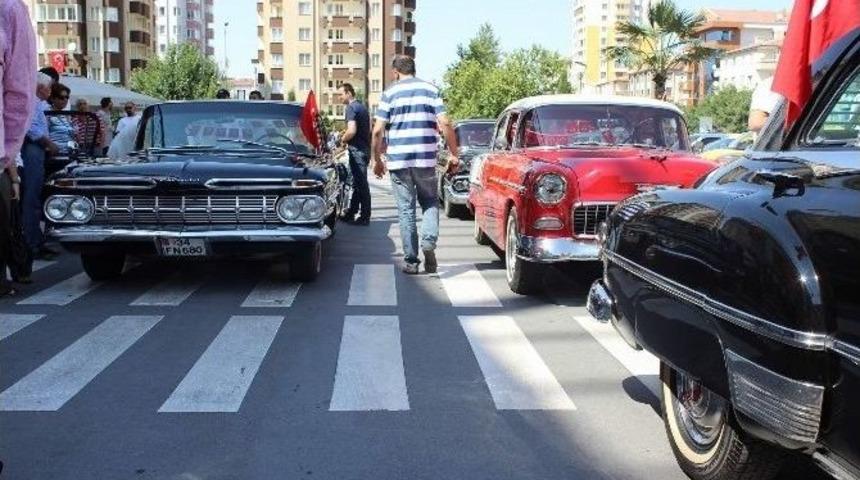 Klasik Otomobiller İle Zafer Bayramı Kutlandı
