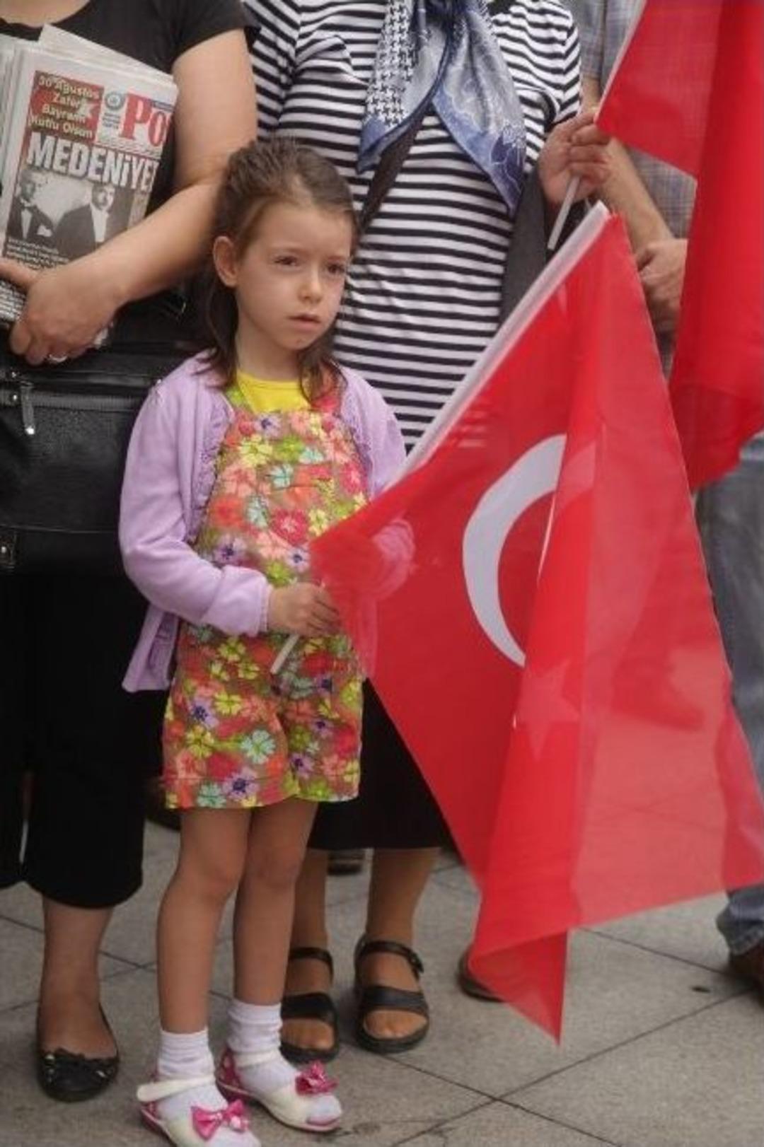 K&uuml;&ccedil;&uuml;k&ccedil;ekmece&rsquo;de Zafer Bayramı T&ouml;renle Kutlandı