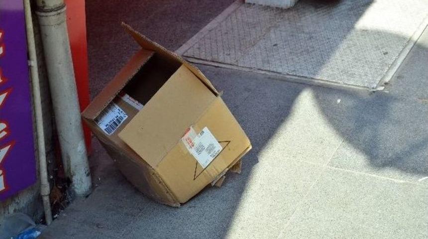 Bomba Sanılan Paketi Eliyle Par&ccedil;aladı