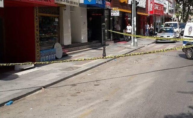 Bomba Sanılan Paketi Eliyle Parçaladı