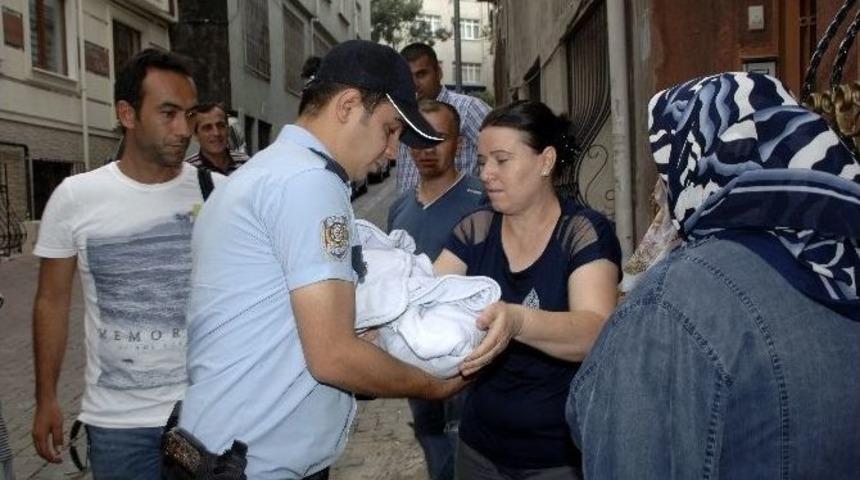 2 G&uuml;nl&uuml;k Bebeği Apartman Girişine Bıraktılar