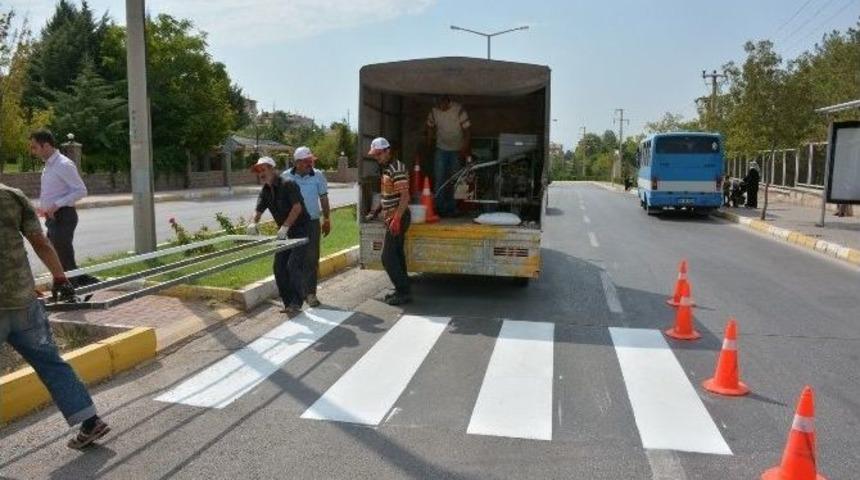 Aksaray&rsquo;da Yaya &Ccedil;izgileri Ve Bord&uuml;r Taşları Boyanıyor