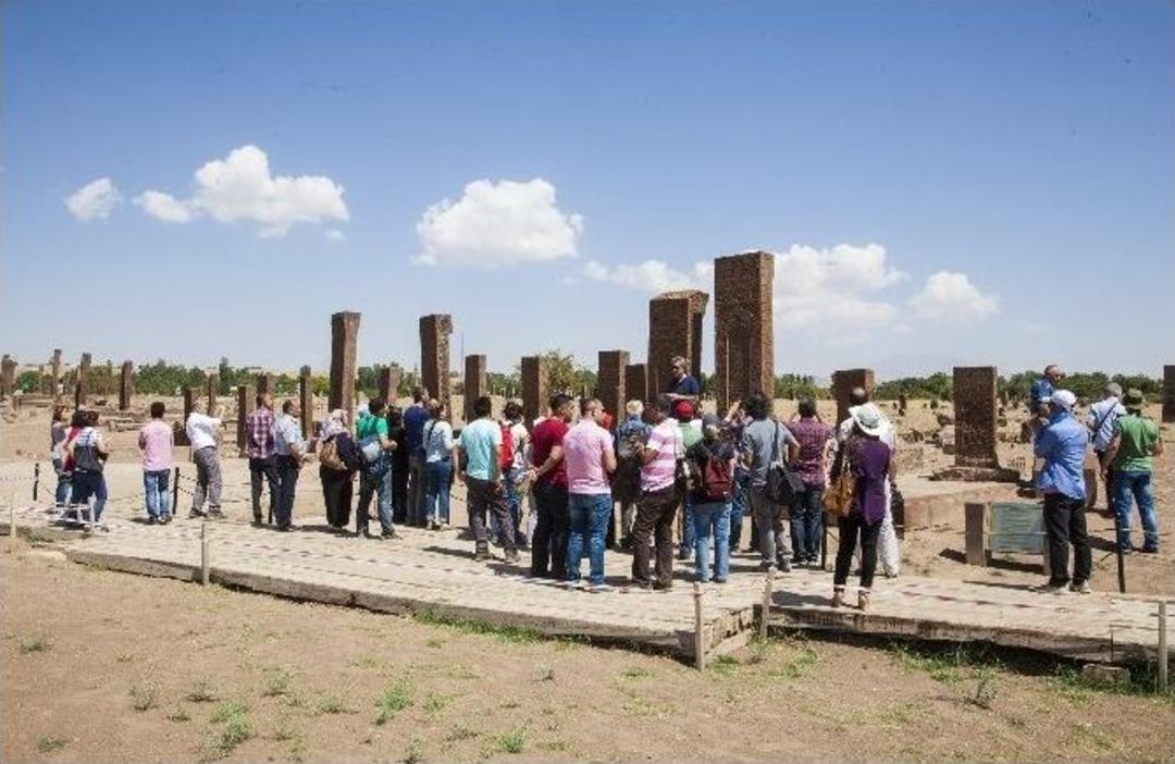 Gen&ccedil; Bilim Adamları Ahlat&rsquo;ta