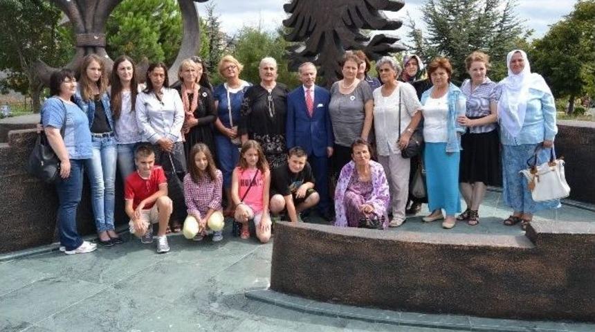 Srebrenitsa Anneleri Bayrampaşa&rsquo;daki &ldquo;şehitlik Anıtı&rdquo;nı Ziyaret Etti