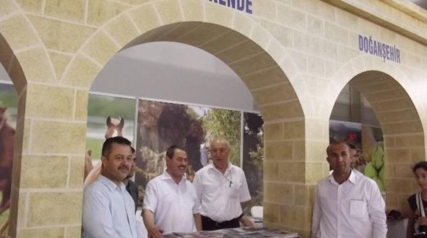 İzmir Fuarı&rsquo;nın Onur Konuğu Malatya Standında Kayısı D&ouml;neri İkramı