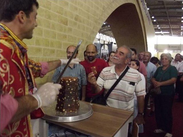 İzmir Fuarı’nın Onur Konuğu Malatya Standında Kayısı Döneri İkramı