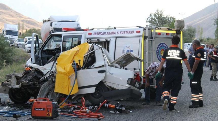 Erzincan'da Trafik Kazası: 2 &Ouml;l&uuml;