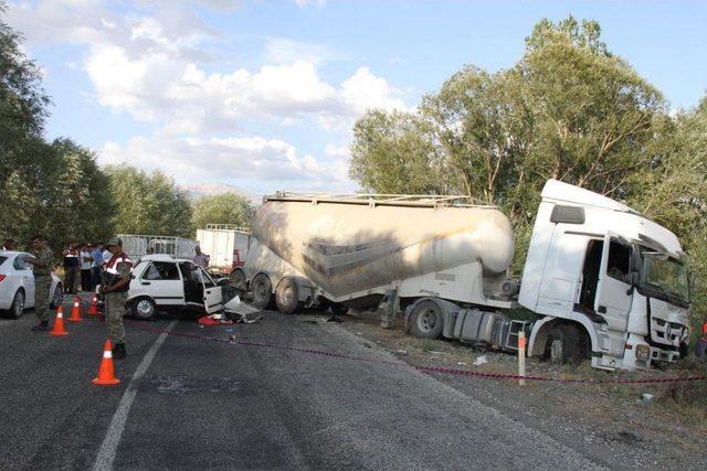Erzincan'da Trafik Kazası: 2 Ölü