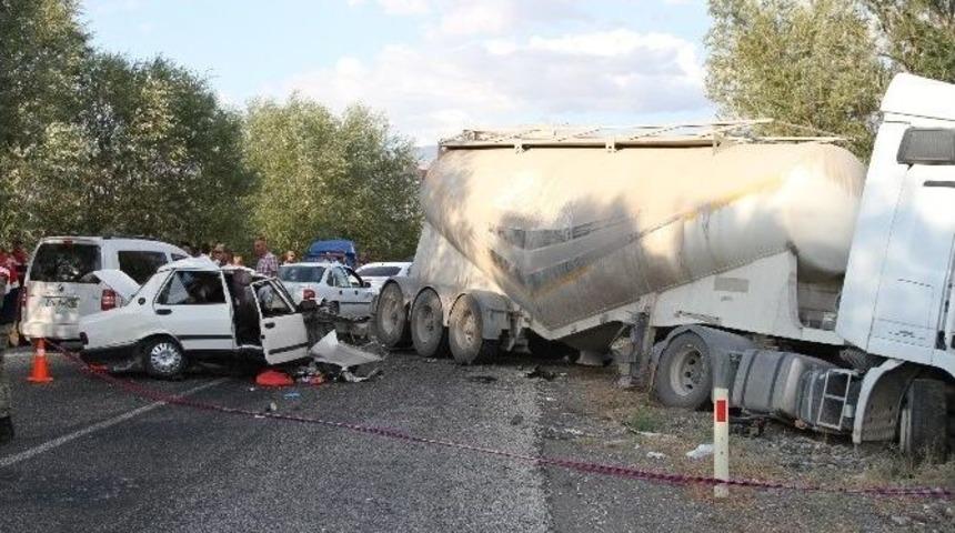 Erzincan&rsquo;da Tır İle Otomobil &Ccedil;arpıştı: 2 &Ouml;l&uuml;