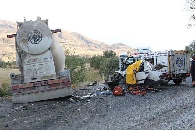 Erzincan’da Tır İle Otomobil Çarpıştı: 2 Ölü