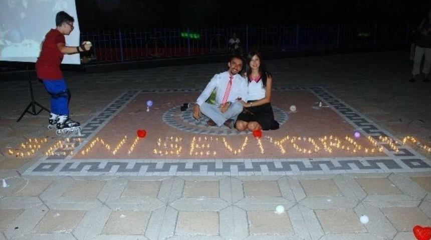 250 Mumla &lsquo;seni Seviyorum&rsquo; Yazıp Evlenme Teklif Etti