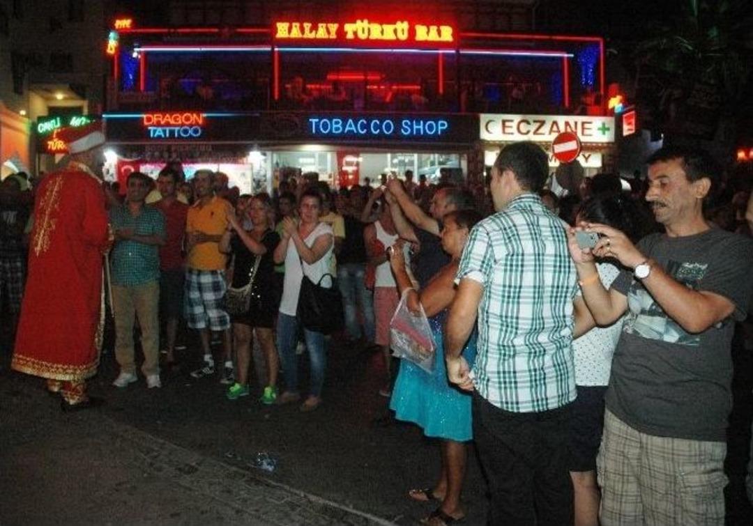 Turistler Mehter Takımı İle Fotoğraf &Ccedil;ektirme Yarışına Girdi