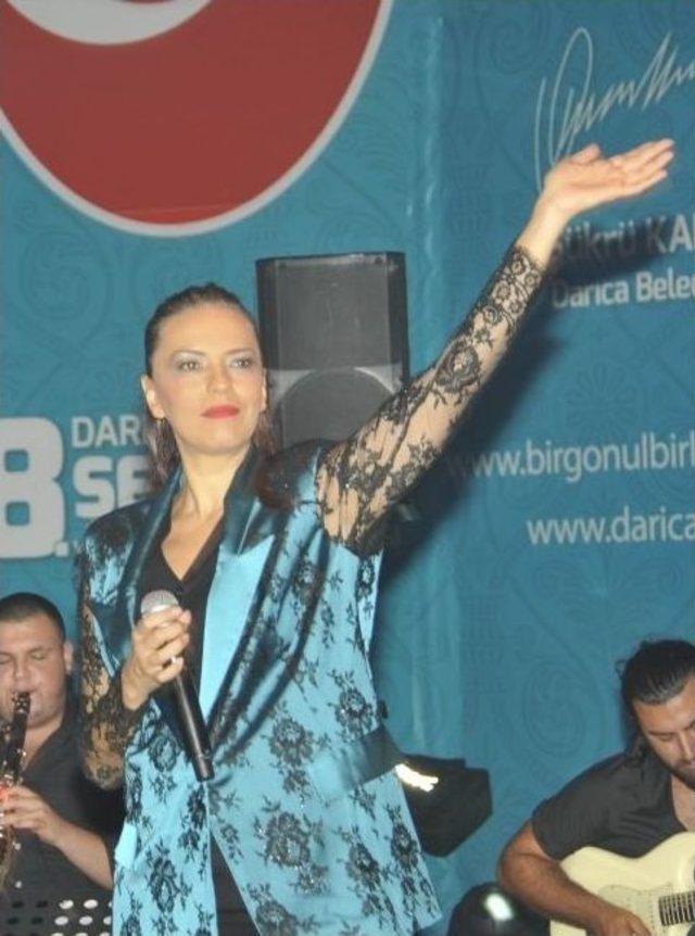 Yeşim Salkım Darıca’da Sahne Aldı