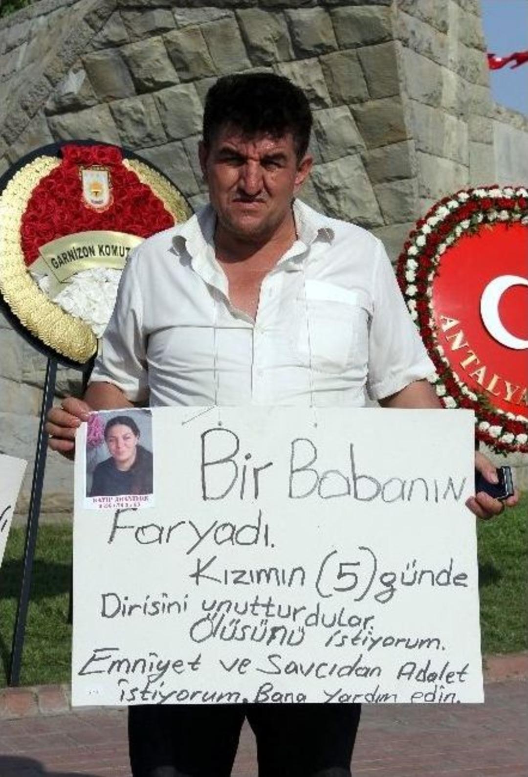 Antalya Caddelerinde Bir Babanın "kayıp Evlat" Feryadı