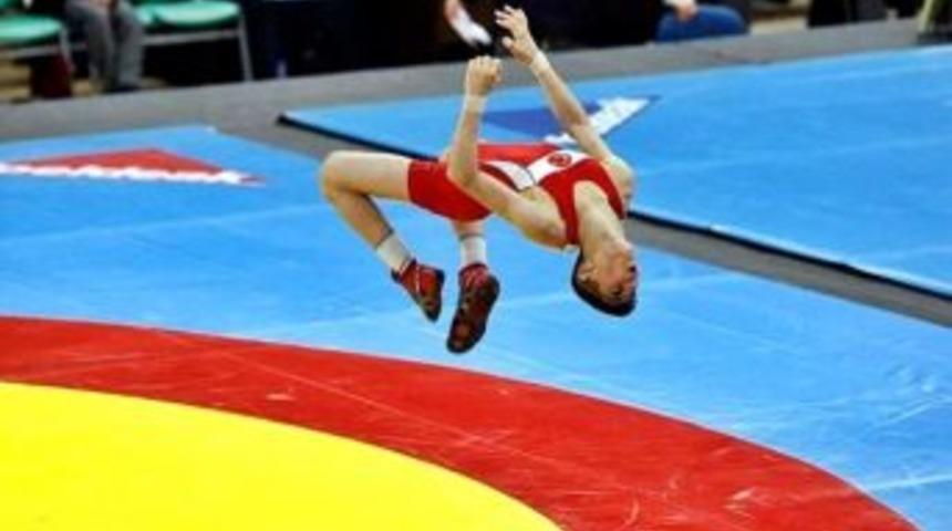 Yıldızlar G&uuml;reş Ligi M&uuml;sabakaları Başladı