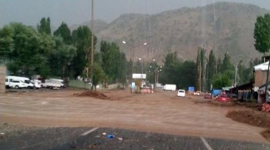 Kars&rsquo;ta Sağanak Yağış Sele Neden Oldu