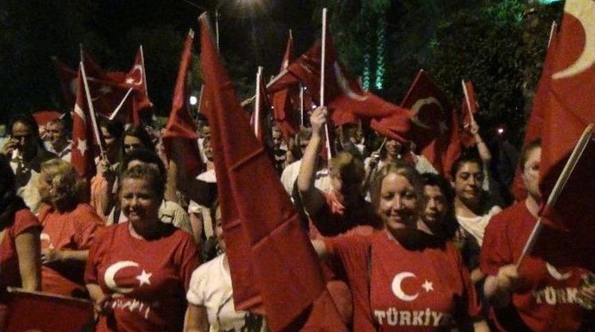 Kuşadası’nda Zafer Bayramı Kutlamaları Gece De Sürdü