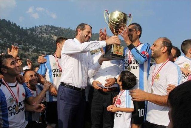 Saffet Sancaklı Karaisalı’da Şampiyon Takıma Kupa Verdi