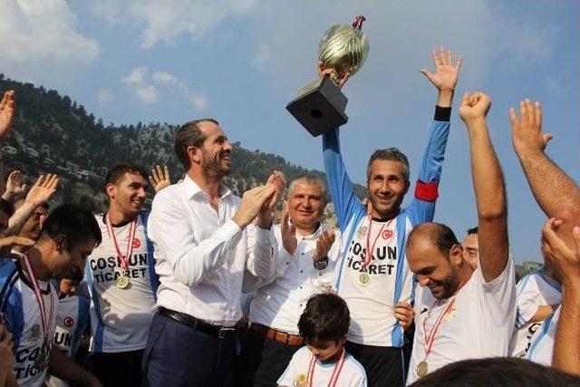 Saffet Sancaklı Karaisalı’da Şampiyon Takıma Kupa Verdi