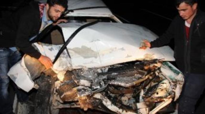 Otomobil K&ouml;pr&uuml; &Uuml;zerindeki Bariyere &Ccedil;arptı: 3 Yaralı