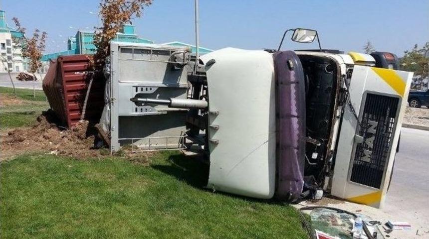 Bor Y&uuml;kl&uuml; Tır Devrildi