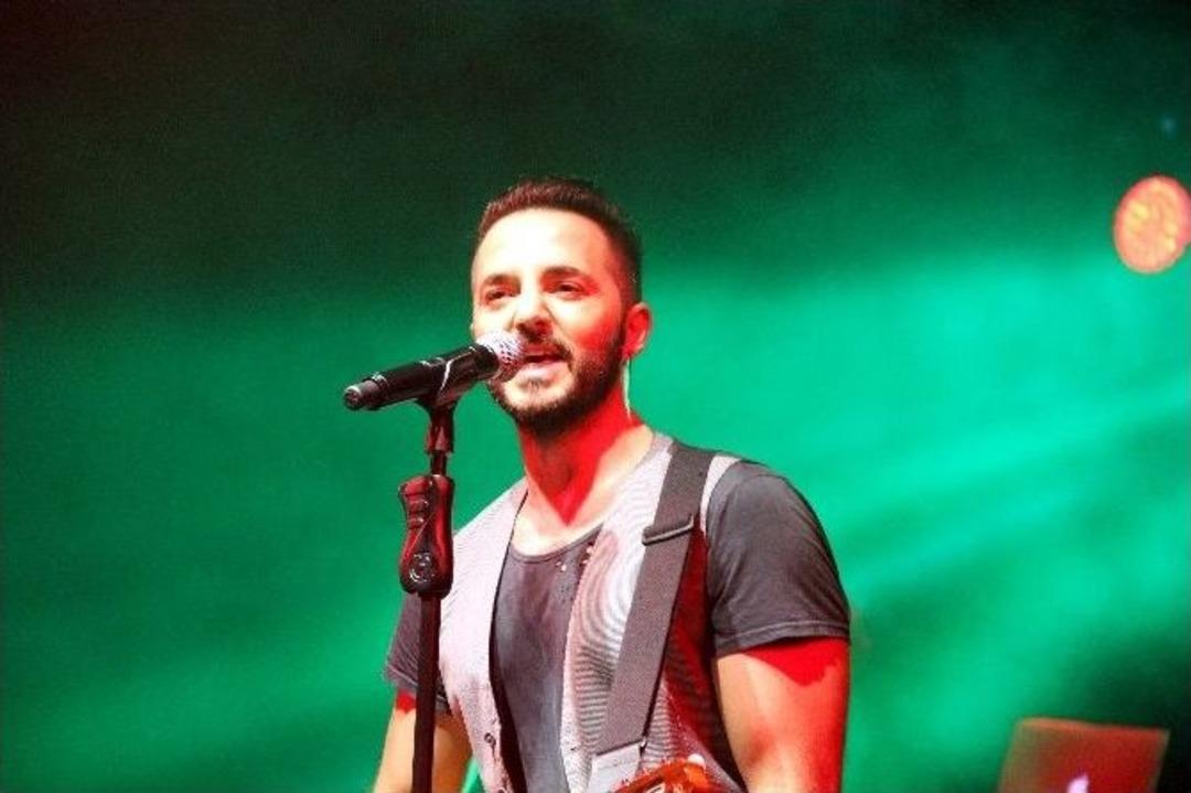 G&ouml;khan &Ouml;zen, Bekar Hayranlarına Sahnede Dua Etti