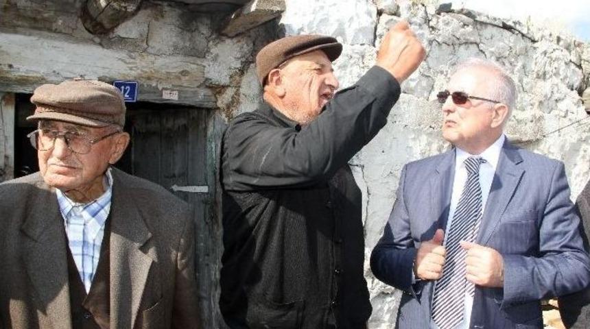 Chp&rsquo;li &Ouml;ğ&uuml;t Işid&rsquo;in Ka&ccedil;ırdığı Başkonsolusun K&ouml;y&uuml;n&uuml; Ziyaret Etti