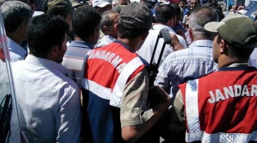 &Ccedil;ift&ccedil;iler Malatya-sivas Karayolunu Kapattı