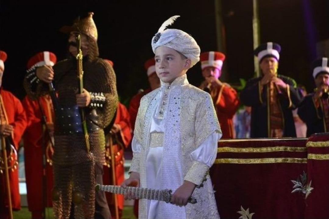 Belediye Başkanından Oğluna G&ouml;rkemli S&uuml;nnet D&uuml;ğ&uuml;n&uuml;