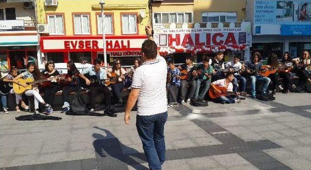 (özel Haber) 30 Gitarist, Yetenek Yarışmasına Sokakta Hazırlanıyor