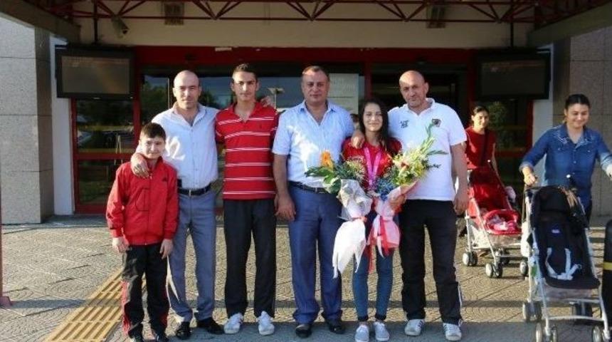 Neriman Istık &Ccedil;i&ccedil;eklerle Karşılandı